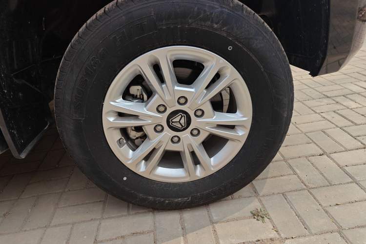 Used Sinotruk BOLDEN 2024 Commercial 2.0T Manual Diesel 4x4 Long Wheelbase Youth Edition Right Front Wheel Hub