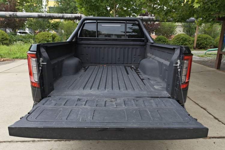 Used Sinotruk BOLDEN 2024 Commercial 2.0T Automatic Diesel 4x4 Long Wheelbase Luxury Edition Trunk