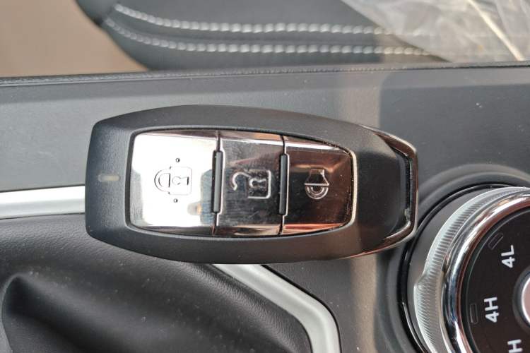 Used Sinotruk BOLDEN 2024 Commercial 2.0T Manual Diesel 4x4 Long Wheelbase Youth Edition Vehicle Key