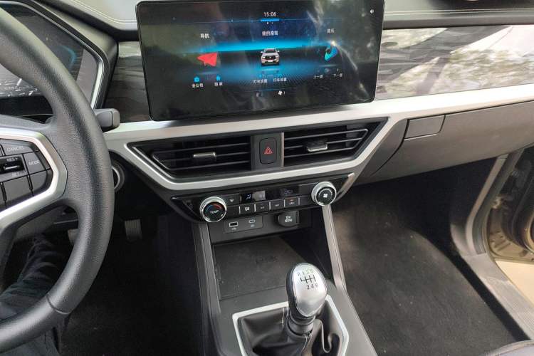 Used Sinotruk BOLDEN 2024 Commercial 2.0T Manual Diesel 4x4 Long Wheelbase Youth Edition Audio And AC Panel