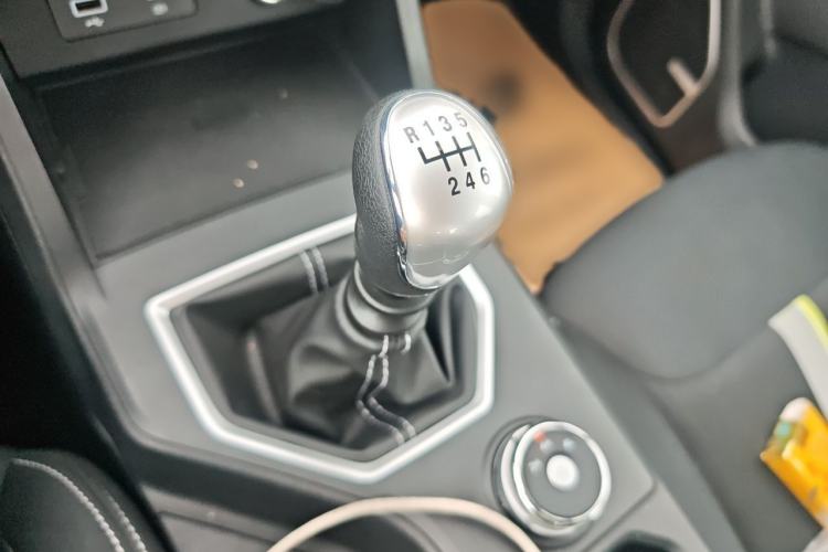 Used Sinotruk BOLDEN 2024 Commercial 2.0T Manual Diesel 4x4 Long Wheelbase Youth Edition Gear Lever