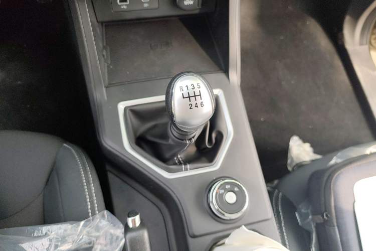 Used Sinotruk BOLDEN 2024 Commercial 2.0T Manual Diesel 4x4 Long Wheelbase Youth Edition Gear Lever