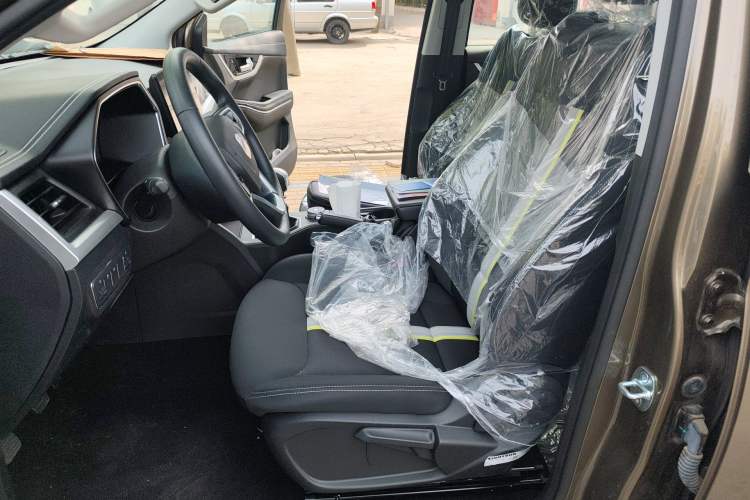Used Sinotruk BOLDEN 2024 Commercial 2.0T Manual Diesel 4x4 Long Wheelbase Youth Edition Left Front Seat