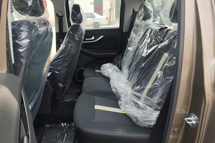 Used Sinotruk BOLDEN 2024 Commercial 2.0T Manual Diesel 4x4 Long Wheelbase Youth Edition Left Rear Seat