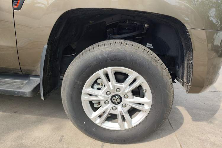 Used Sinotruk BOLDEN 2024 Commercial 2.0T Manual Diesel 4x4 Long Wheelbase Youth Edition Right Front Wheel Hub