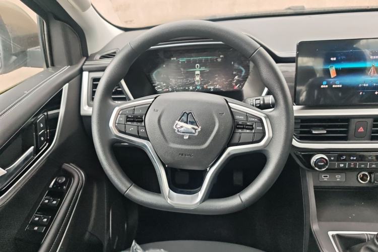 Used Sinotruk BOLDEN 2024 Commercial 2.0T Manual Diesel 4x4 Long Wheelbase Youth Edition Steering Wheel
