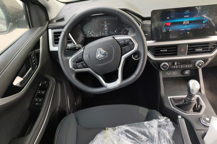Used Sinotruk BOLDEN 2024 Commercial 2.0T Manual Diesel 4x4 Long Wheelbase Youth Edition Steering Wheel