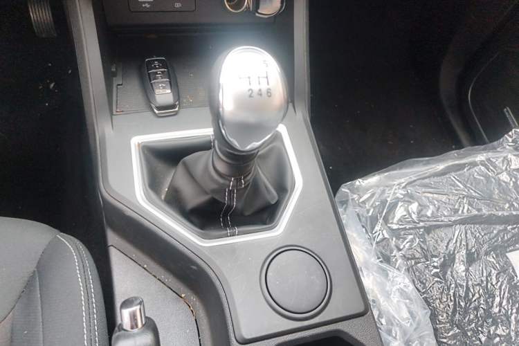 Used Sinotruk BOLDEN 2024 Commercial 2.0T Manual Diesel 4x4 Long Wheelbase Youth Edition Gear Lever