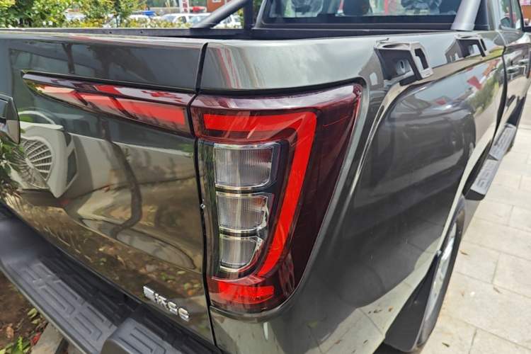 Used Sinotruk BOLDEN 2024 Commercial 2.0T Manual Diesel Two-Wheel Drive Long Wheelbase Entrepreneur Edition Right Rear Taillight