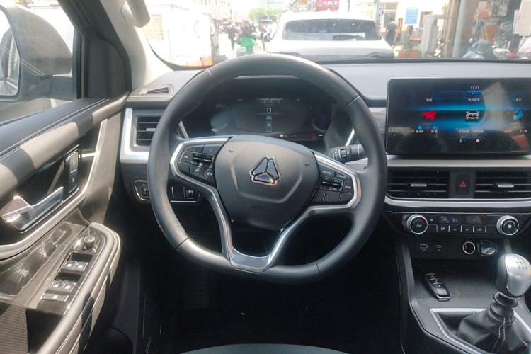 Used Sinotruk BOLDEN 2024 Commercial 2.0T Manual Diesel 4x4 Long Wheelbase Youth Edition Steering Wheel
