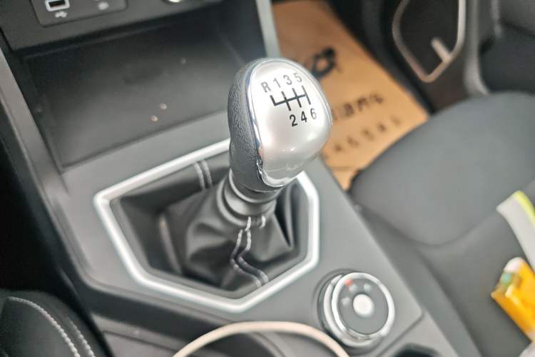 Used Sinotruk BOLDEN 2024 Commercial 2.0T Manual Diesel 4x4 Long Wheelbase Youth Edition Gear Lever