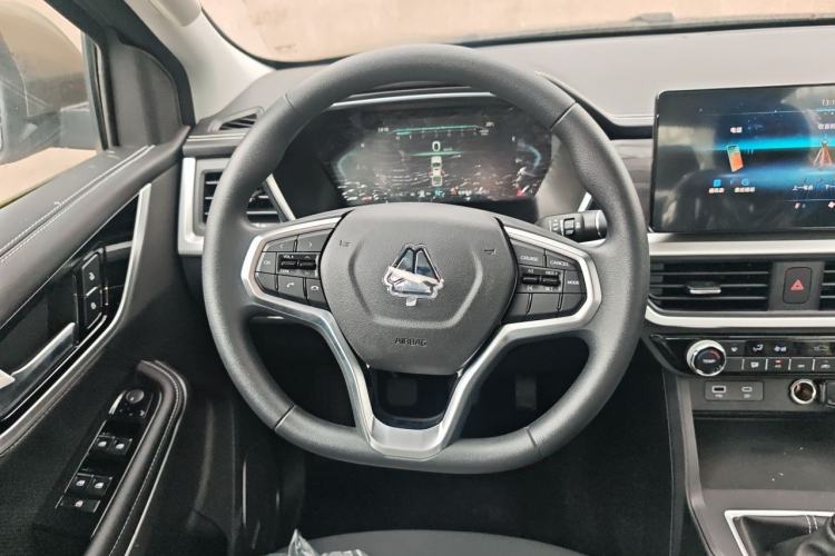 Used Sinotruk BOLDEN 2024 Commercial 2.0T Manual Diesel 4x4 Long Wheelbase Youth Edition Steering Wheel