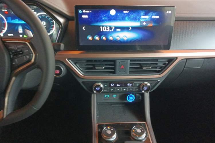 Used Sinotruk BOLDEN 2024 Passenger Version 2.0T Automatic Diesel 4x4 Standard Wheelbase Luxury Edition Audio And AC Panel