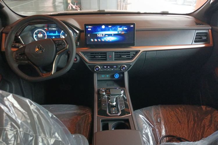 Used Sinotruk BOLDEN 2024 Passenger Version 2.0T Automatic Diesel 4x4 Standard Wheelbase Luxury Edition Center Console