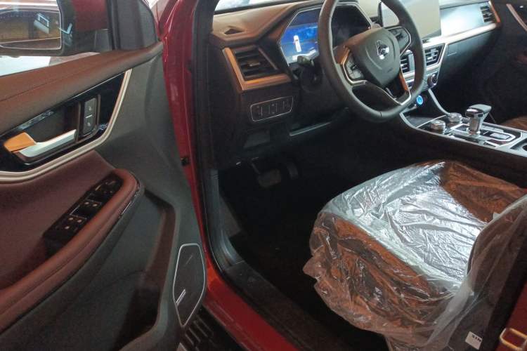 Used Sinotruk BOLDEN 2024 Passenger Version 2.0T Automatic Diesel 4x4 Standard Wheelbase Luxury Edition Driver Seat