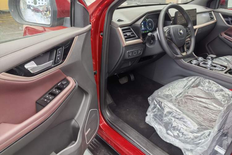 Used Sinotruk BOLDEN 2024 Passenger Version 2.0T Automatic Diesel 4x4 Standard Wheelbase Luxury Edition Exterior 7