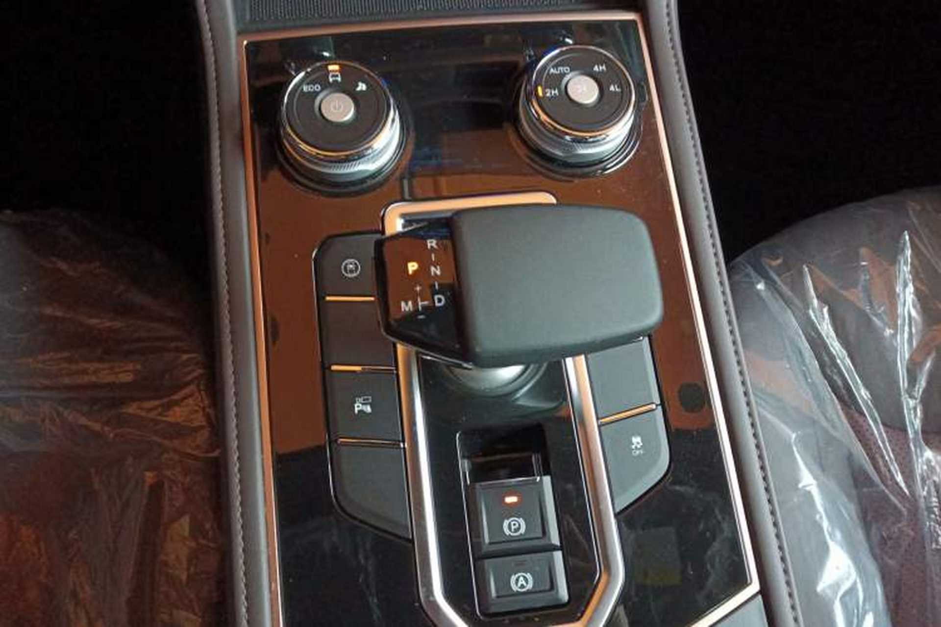 Used Sinotruk BOLDEN 2024 Passenger Version 2.0T Automatic Diesel 4x4 Standard Wheelbase Luxury Edition Gear Lever