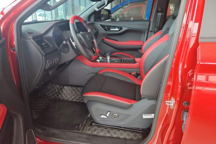 Used Sinotruk BOLDEN 2024 Off-Road 2.0T Automatic Diesel 4x4 Standard Wheelbase Professional Edition Interior 1