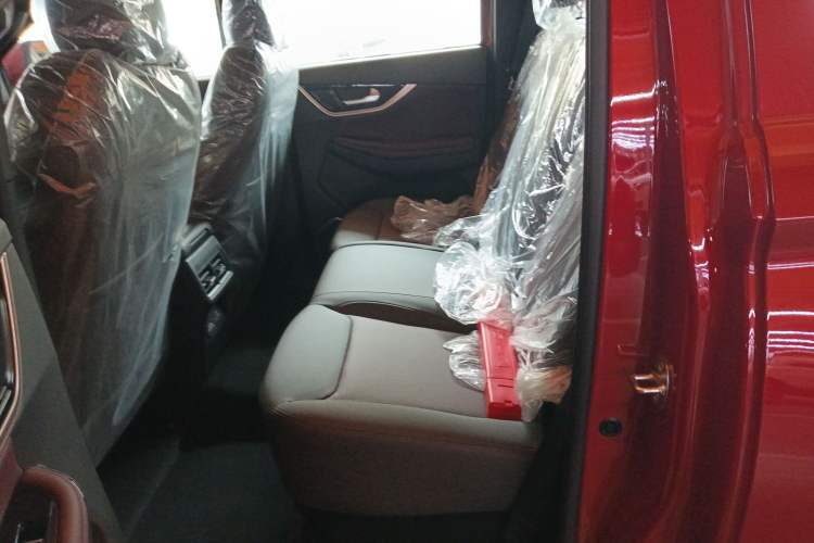 Used Sinotruk BOLDEN 2024 Passenger Version 2.0T Automatic Diesel 4x4 Standard Wheelbase Luxury Edition Left Rear Seat