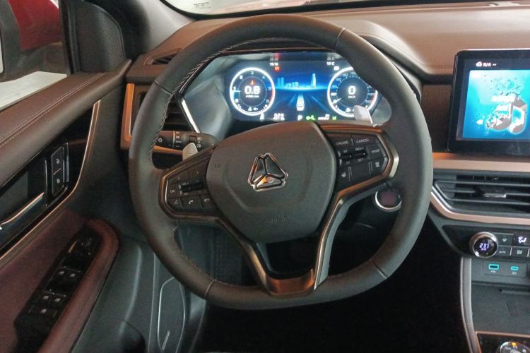 Used Sinotruk BOLDEN 2024 Passenger Version 2.0T Automatic Diesel 4x4 Standard Wheelbase Luxury Edition Steering Wheel