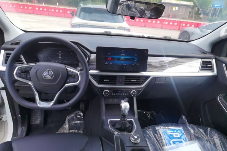 Used Sinotruk BOLDEN 2024 Commercial 2.0T Manual Diesel 4x4 Long Wheelbase Youth Edition Center Console