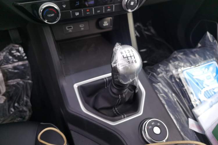 Used Sinotruk BOLDEN 2024 Commercial 2.0T Manual Diesel 4x4 Long Wheelbase Youth Edition Gear Lever