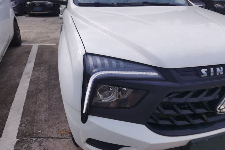 Used Sinotruk BOLDEN 2024 Commercial 2.0T Manual Diesel 4x4 Long Wheelbase Youth Edition Right Front Headlight