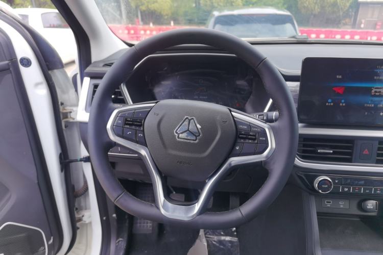 Used Sinotruk BOLDEN 2024 Commercial 2.0T Manual Diesel 4x4 Long Wheelbase Youth Edition Steering Wheel