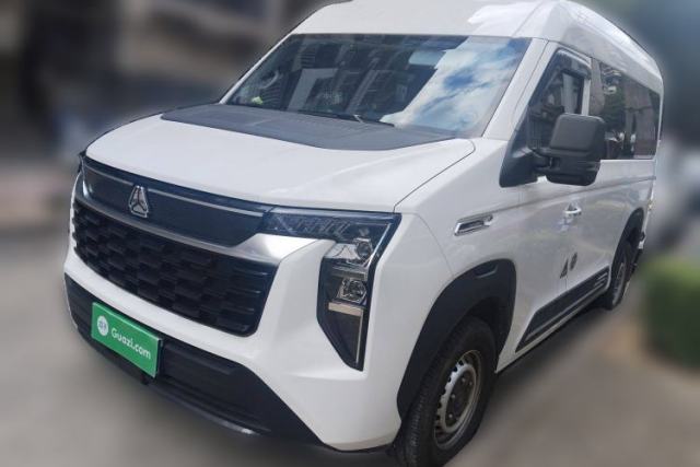 Used Sinotruk Pioneer V 2024 Multi-Function Version 2.0T Automatic Short Wheelbase Mid-Roof
