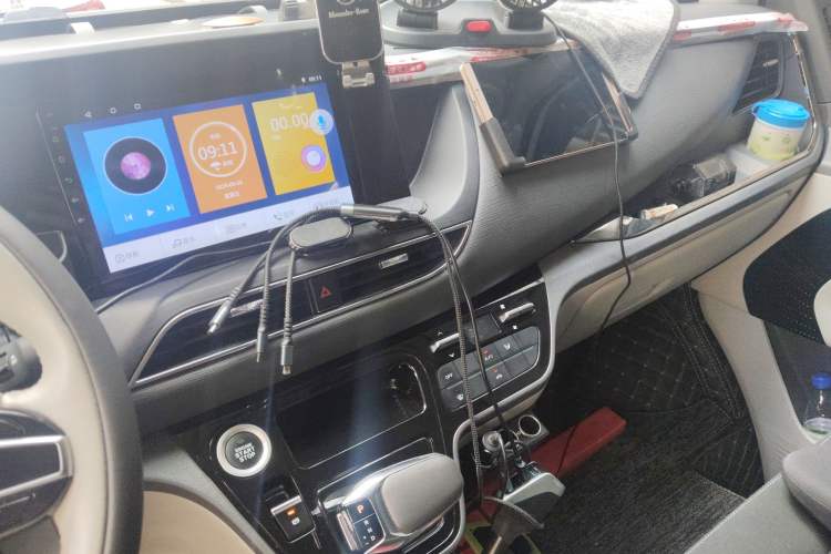 Used Sinotruk Pioneer V 2024 Multi-Function Version 2.0T Automatic Short Wheelbase Mid-Roof Audio And AC Panel