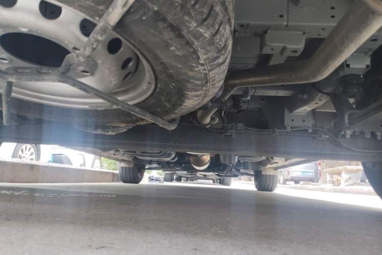 Used Sinotruk Pioneer V 2024 Multi-Function Version 2.0T Automatic Short Wheelbase Mid-Roof Chassis Rear