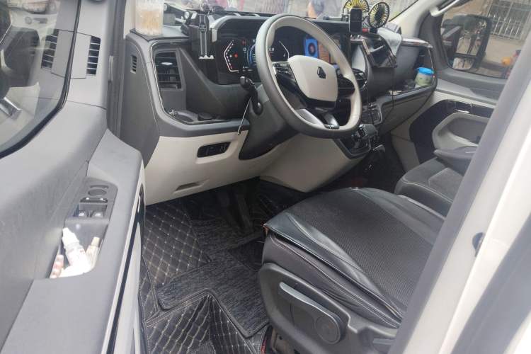 Used Sinotruk Pioneer V 2024 Multi-Function Version 2.0T Automatic Short Wheelbase Mid-Roof Driver Seat