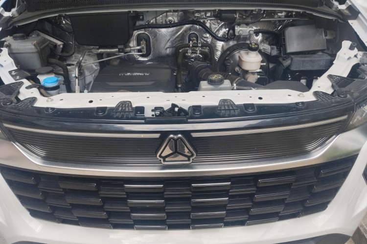 Used Sinotruk Pioneer V 2024 Multi-Function Version 2.0T Automatic Short Wheelbase Mid-Roof Engine Bay
