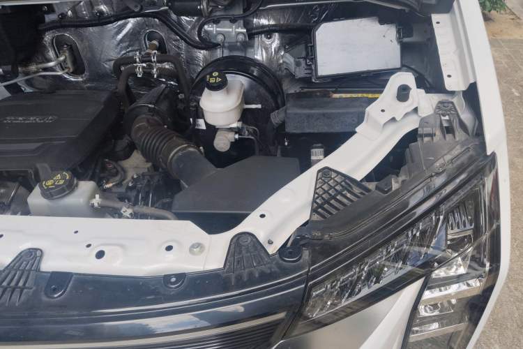 Used Sinotruk Pioneer V 2024 Multi-Function Version 2.0T Automatic Short Wheelbase Mid-Roof Engine Bay Left