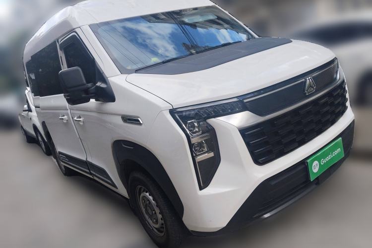 Used Sinotruk Pioneer V 2024 Multi-Function Version 2.0T Automatic Short Wheelbase Mid-Roof Front Right 45 Deg