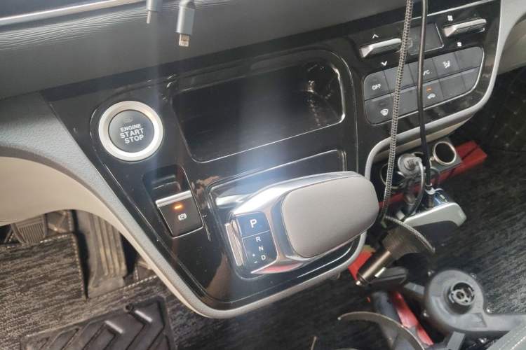 Used Sinotruk Pioneer V 2024 Multi-Function Version 2.0T Automatic Short Wheelbase Mid-Roof Gear Lever