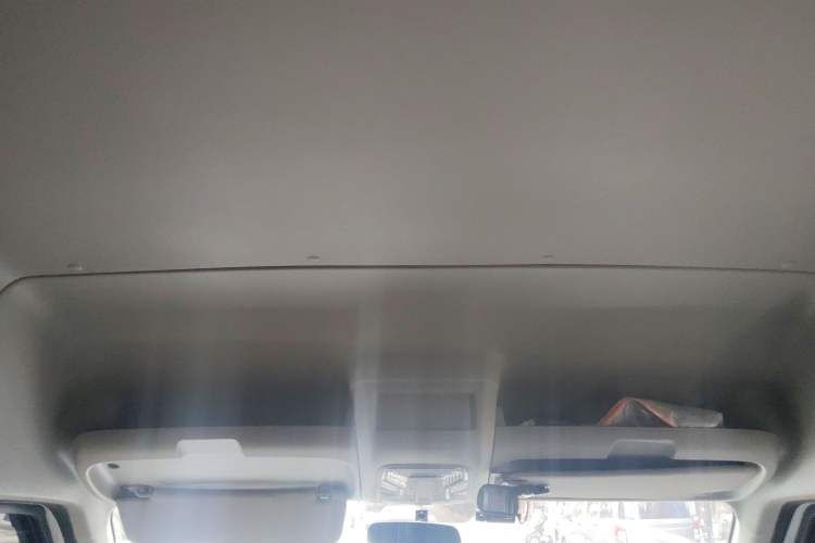 Used Sinotruk Pioneer V 2024 Multi-Function Version 2.0T Automatic Short Wheelbase Mid-Roof Headliner