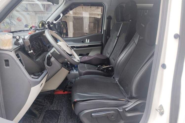 Used Sinotruk Pioneer V 2024 Multi-Function Version 2.0T Automatic Short Wheelbase Mid-Roof Left Front Seat