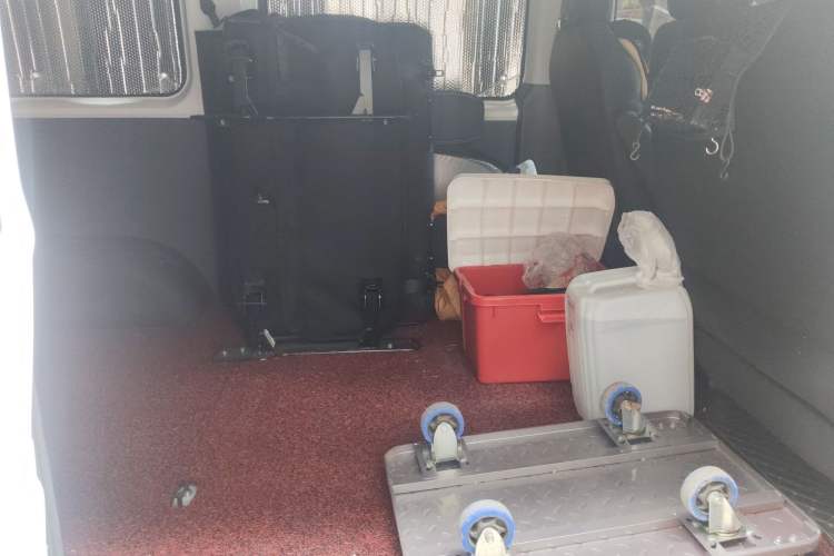 Used Sinotruk Pioneer V 2024 Multi-Function Version 2.0T Automatic Short Wheelbase Mid-Roof Left Rear Seat