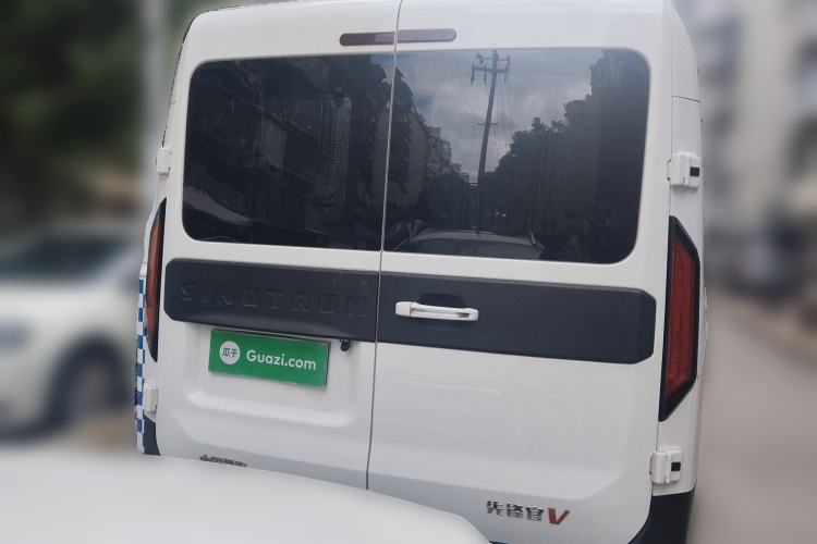 Used Sinotruk Pioneer V 2024 Multi-Function Version 2.0T Automatic Short Wheelbase Mid-Roof Rear