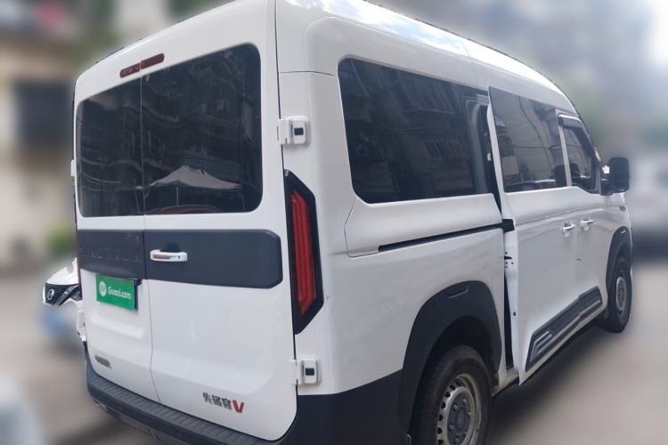 Used Sinotruk Pioneer V 2024 Multi-Function Version 2.0T Automatic Short Wheelbase Mid-Roof Rear Right 45 Deg