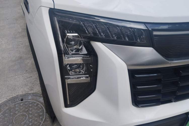 Used Sinotruk Pioneer V 2024 Multi-Function Version 2.0T Automatic Short Wheelbase Mid-Roof Right Front Headlight