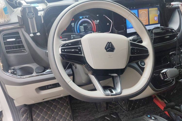 Used Sinotruk Pioneer V 2024 Multi-Function Version 2.0T Automatic Short Wheelbase Mid-Roof Steering Wheel