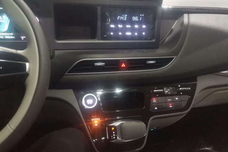 Used Sinotruk Pioneer V 2024 Multi-Function Version 2.0T Automatic Short Wheelbase Mid-Roof Audio And AC Panel