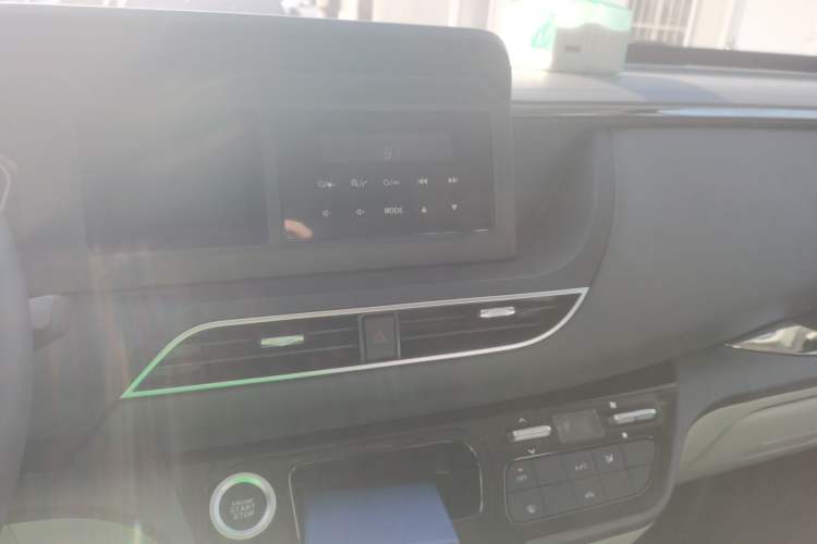 Used Sinotruk Pioneer V 2024 Multi-Function Version 2.0T Automatic Short Wheelbase Low Roof Audio And AC Panel