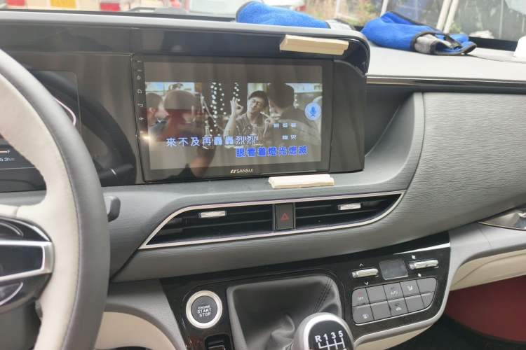 Used Sinotruk Pioneer V 2024 Multi-Function Edition 2.0T Manual Mid-Roof with Central Axle Audio And AC Panel