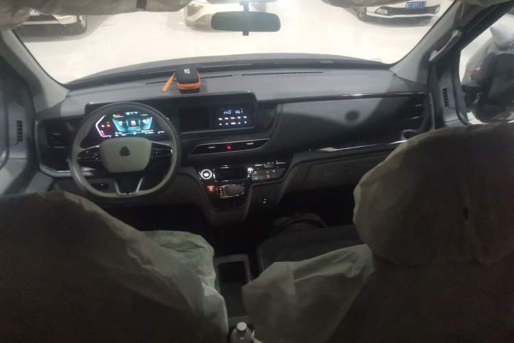 Used Sinotruk Pioneer V 2024 Multi-Function Version 2.0T Automatic Short Wheelbase Mid-Roof Center Console