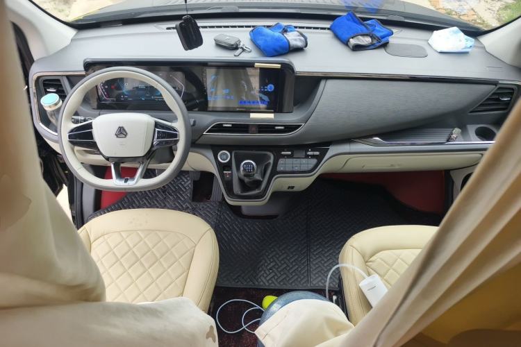 Used Sinotruk Pioneer V 2024 Multi-Function Edition 2.0T Manual Mid-Roof with Central Axle Center Console
