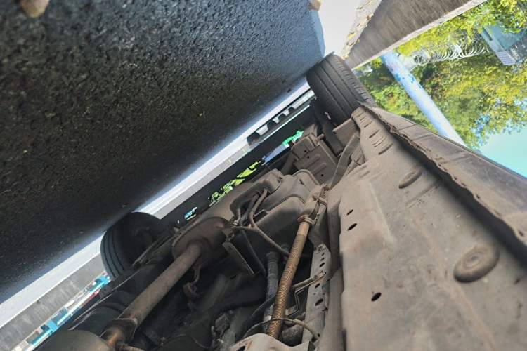 Used Sinotruk Pioneer V 2024 Multi-Function Version 2.0T Automatic Short Wheelbase Low Roof Chassis Front Right