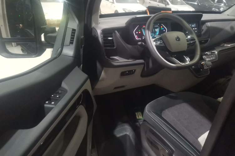 Used Sinotruk Pioneer V 2024 Multi-Function Version 2.0T Automatic Short Wheelbase Mid-Roof Driver Seat